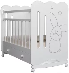 Детская кроватка VDK Sweet Rabbit колесо-качалка и ящик (белый) фото