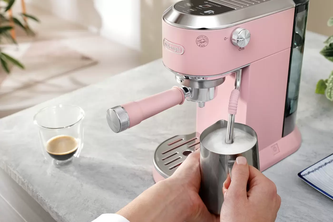 Рожковая кофеварка DeLonghi Dedica EC890.PK фото