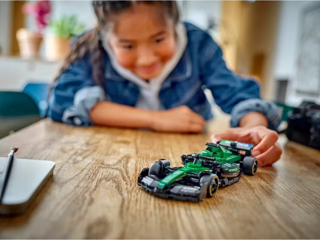 Конструктор Lego Speed Champions 77245 Гоночный автомобиль Aston Martin Aramco F1 AMR24 фото 3