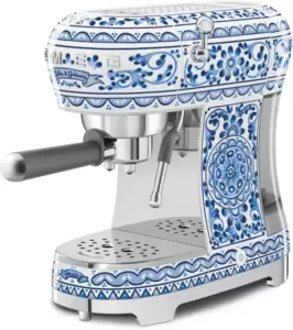 Рожковая кофеварка Smeg ECF02DGBEU фото