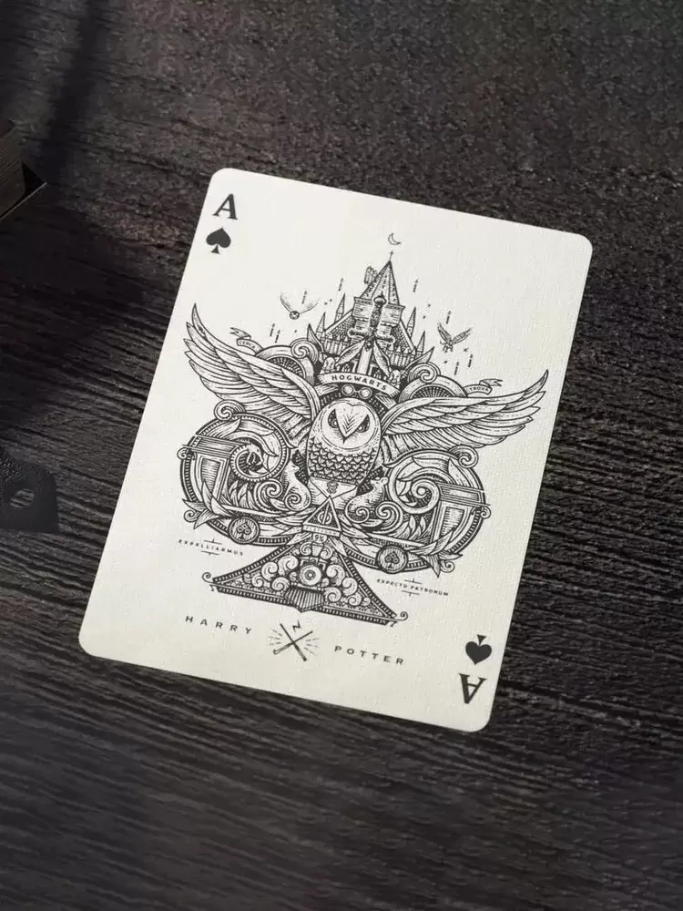 Игральные карты Theory 11 Harry Potter Deck - Yellow. Hufflepuff T1156 фото