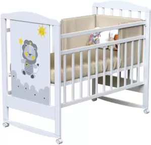 Детская кроватка VDK Happy Lion колесо-качалка с маятником (белый) фото