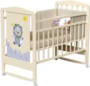 Детская кроватка VDK Happy Lion колесо-качалка с маятником (слоновая кость) фото