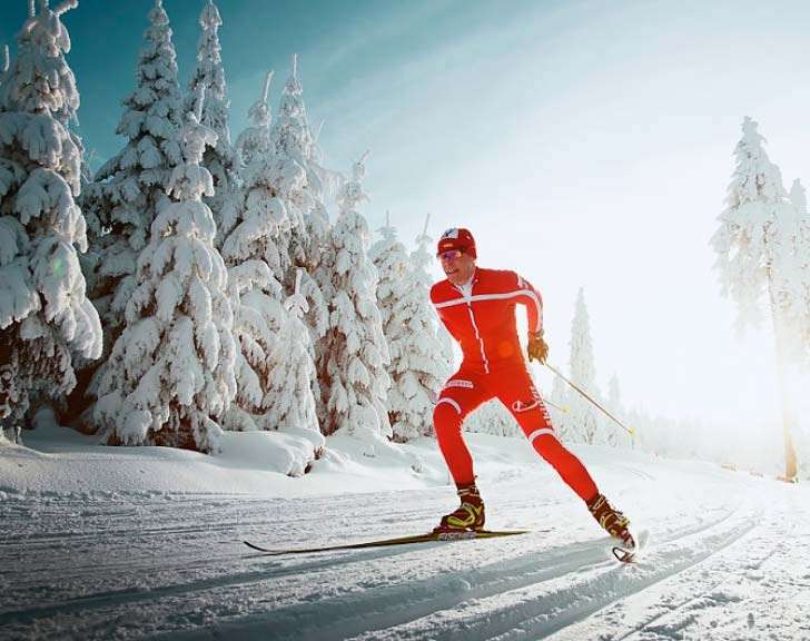 Зимний спорт: выбираем беговые лыжи для всей семьи