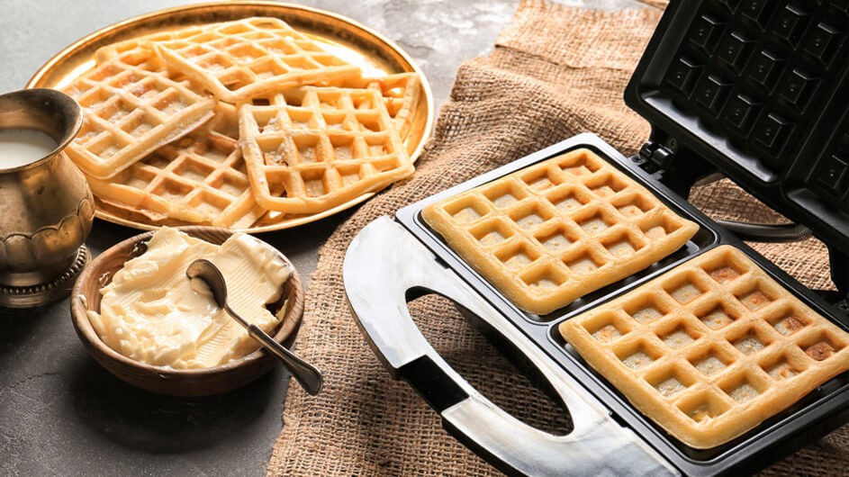 Waffle maker вафельница. Вафельница Kitfort кт-1679. Венские вафли в электровафельнице. Обзор вафельниц